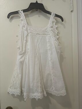 Anthropologie White Boho Sleeveless Peasant flowy top/tank